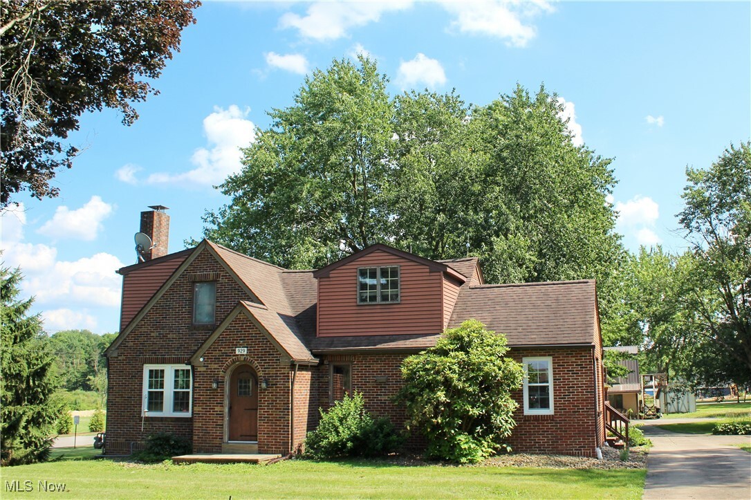 Property Photo: 929 E Park Avenue OH 44408