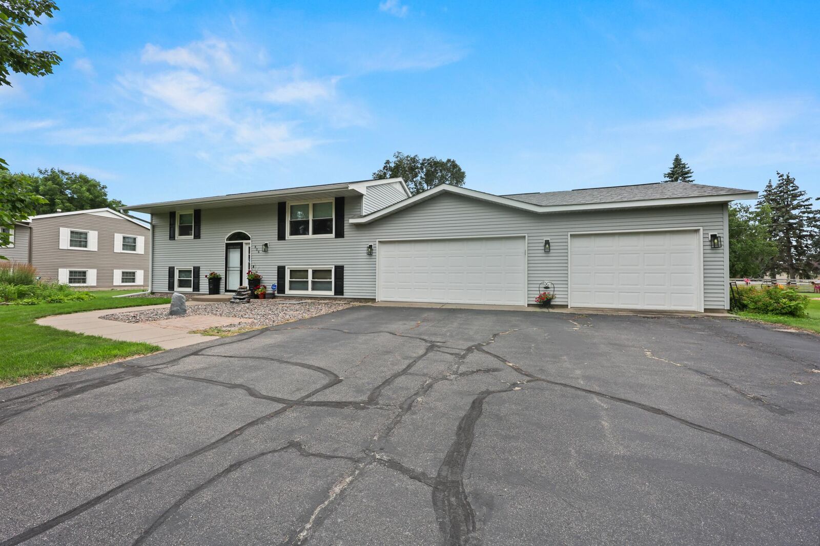 Property Photo: 806 Cummings Lane MN 56301