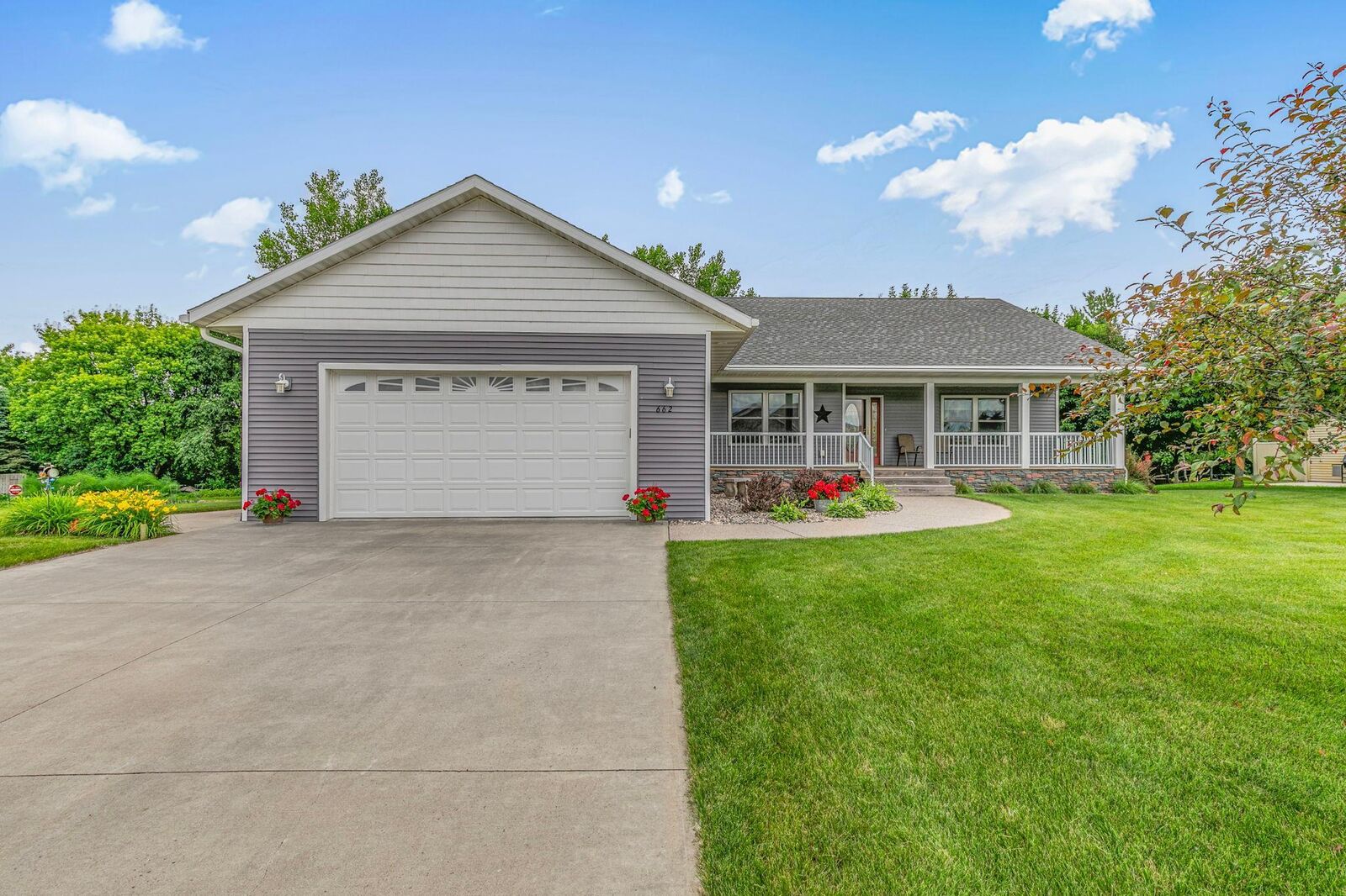 Property Photo:  662 Cottonwood Avenue  MN 55355 