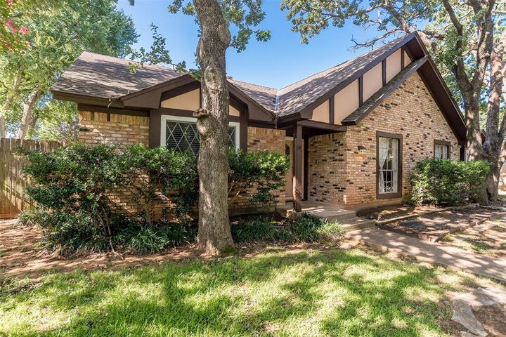 Property Photo:  2500 High Oak Drive  TX 76012 
