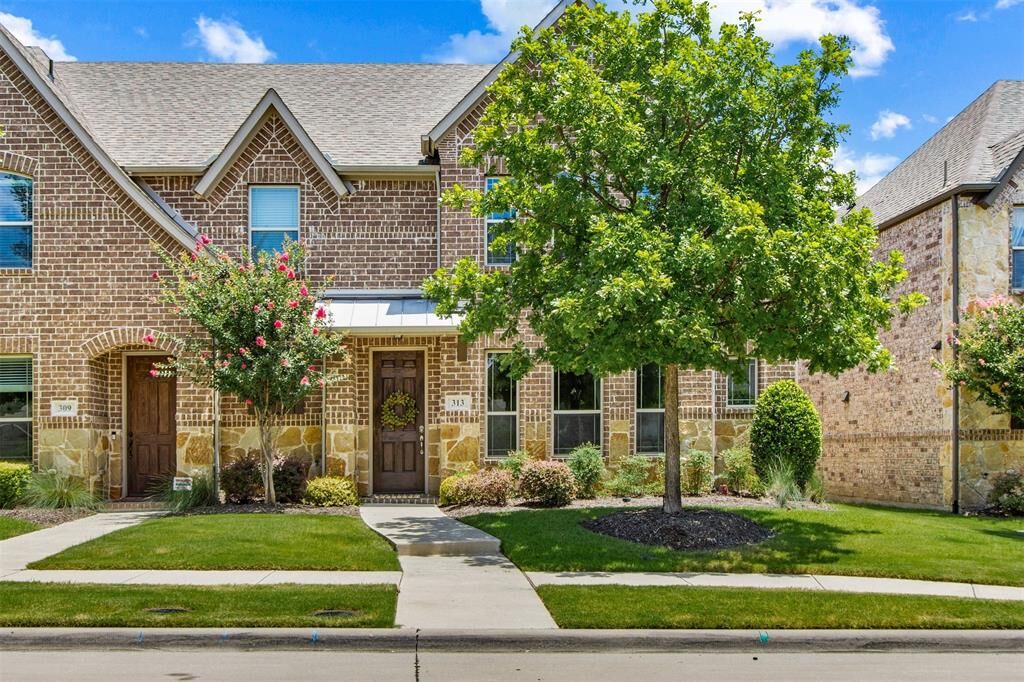 Property Photo: 313 Tottenham Court TX 75072