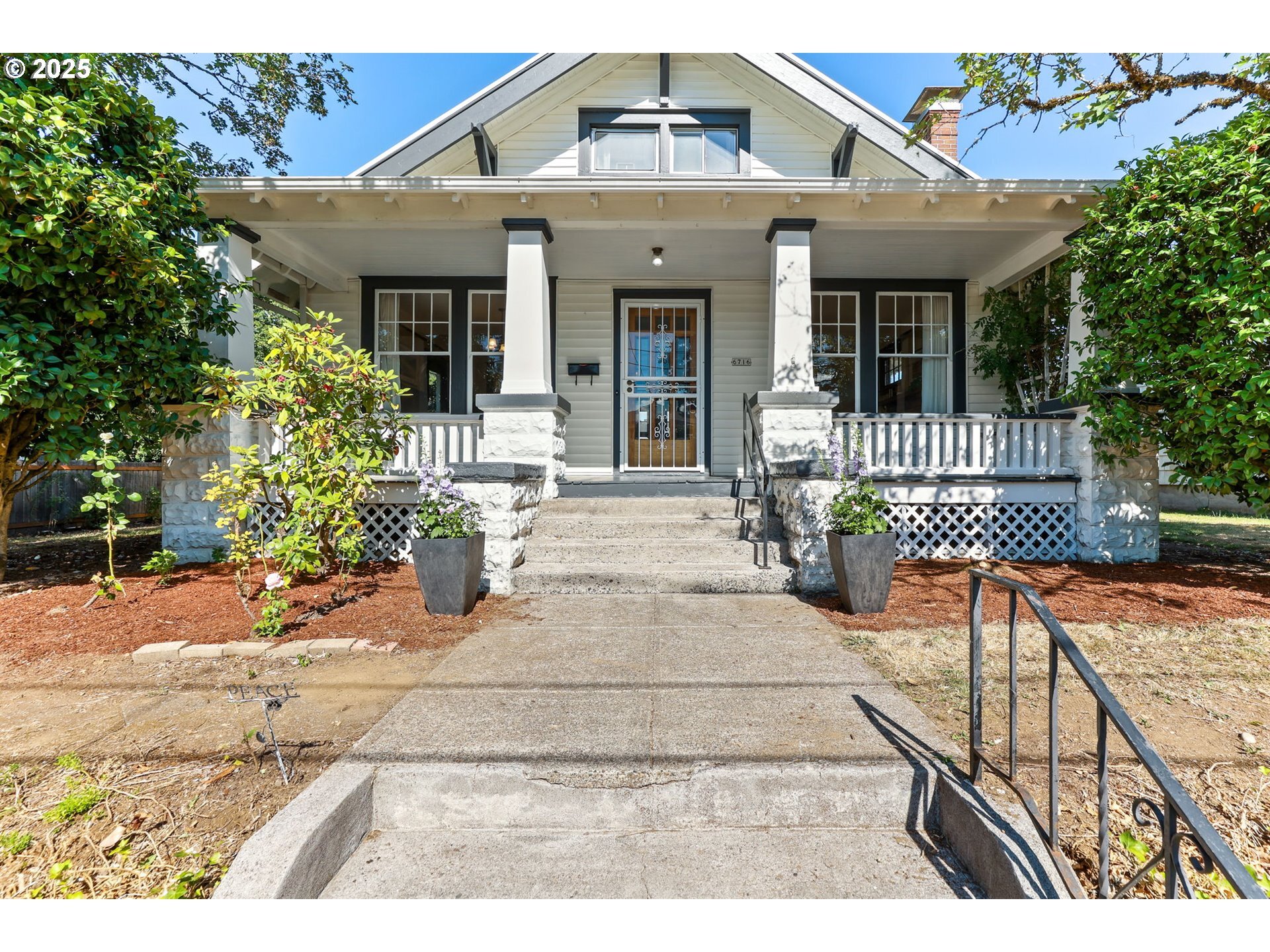 Property Photo:  6716 N Kerby Ave  OR 97217 