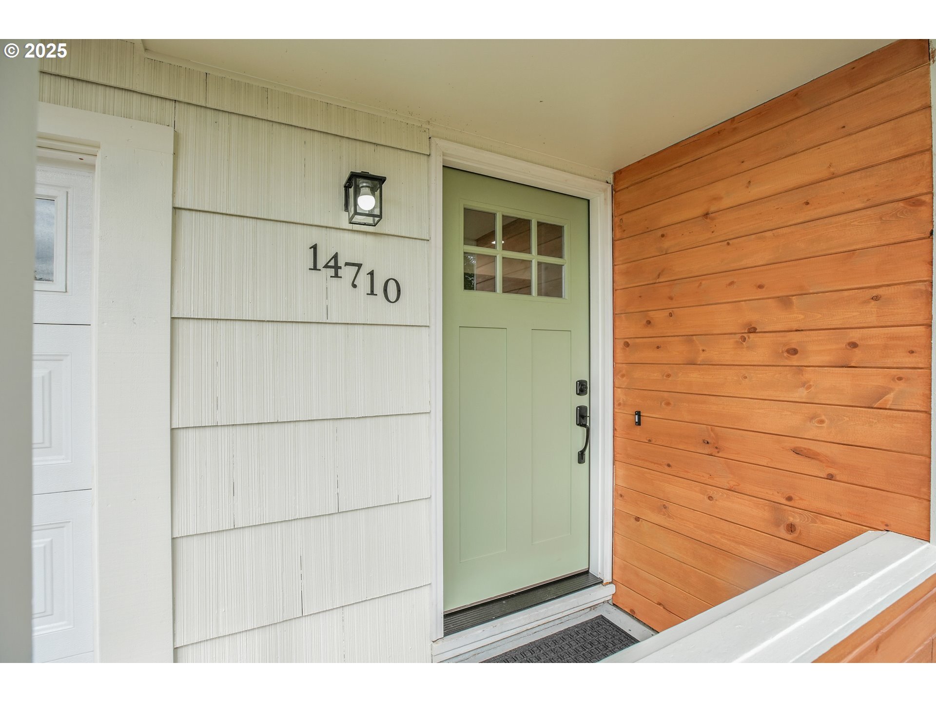 Property Photo: 14710 NE Knott Ct OR 97230
