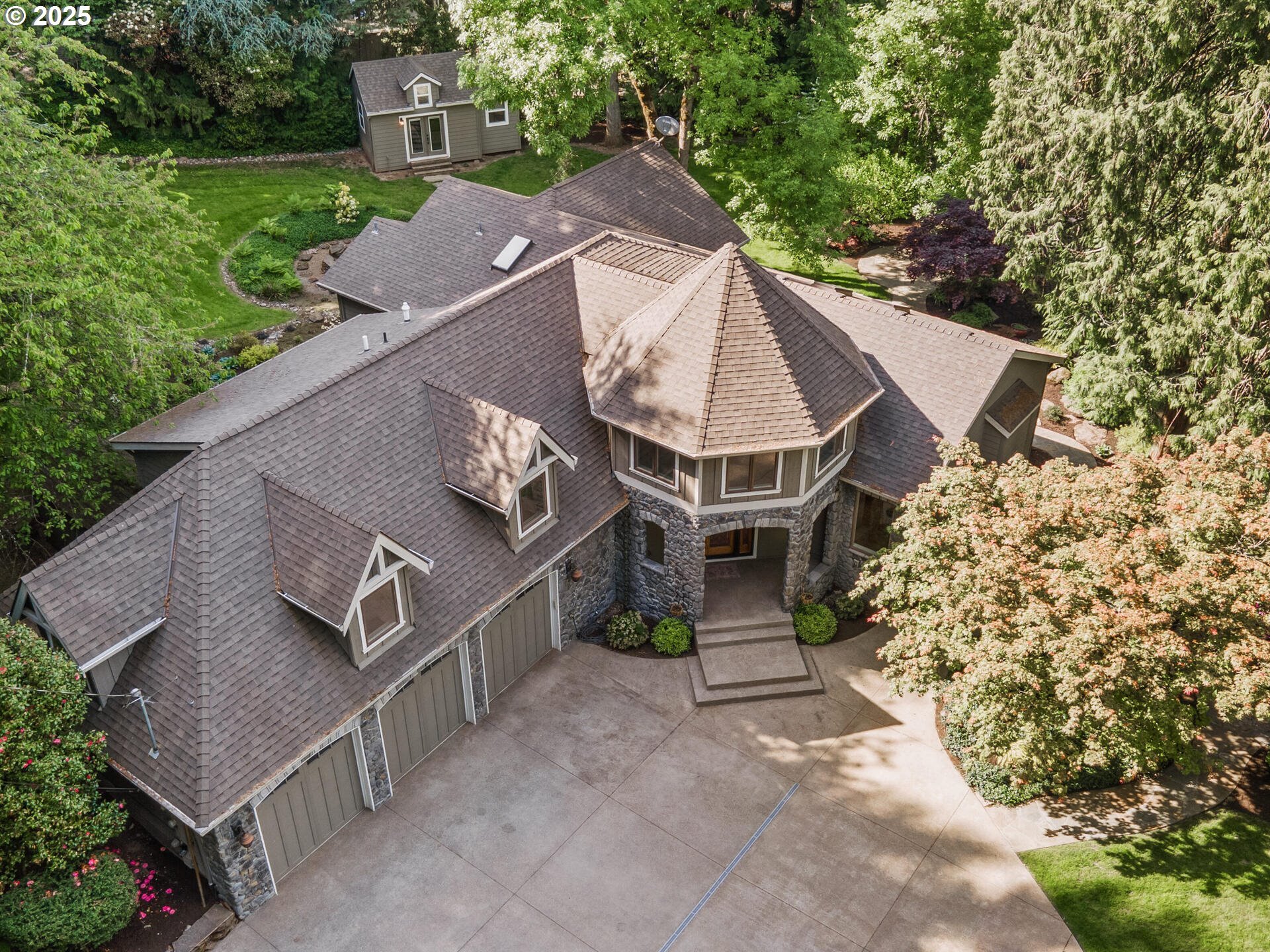Property Photo: 4207 SE Aldercrest Rd OR 97222