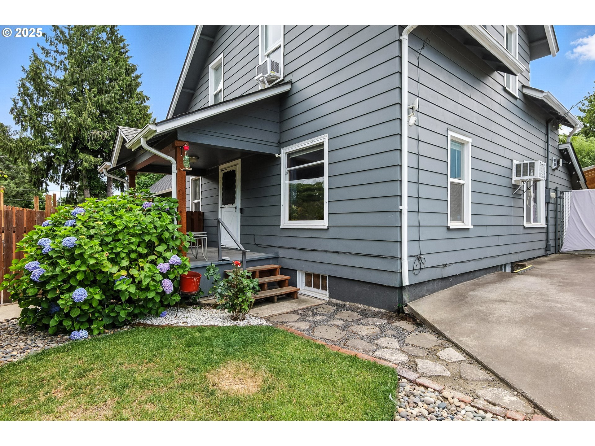 Property Photo: 8014 N Johnswood Dr OR 97203