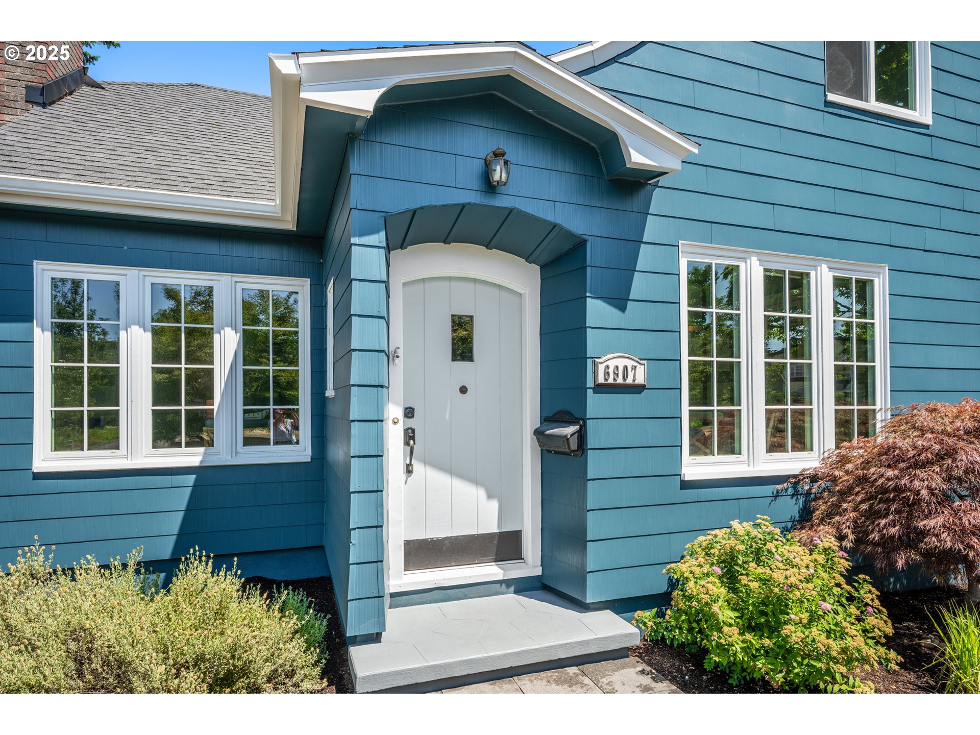 Property Photo: 6907 NE Alameda St OR 97213