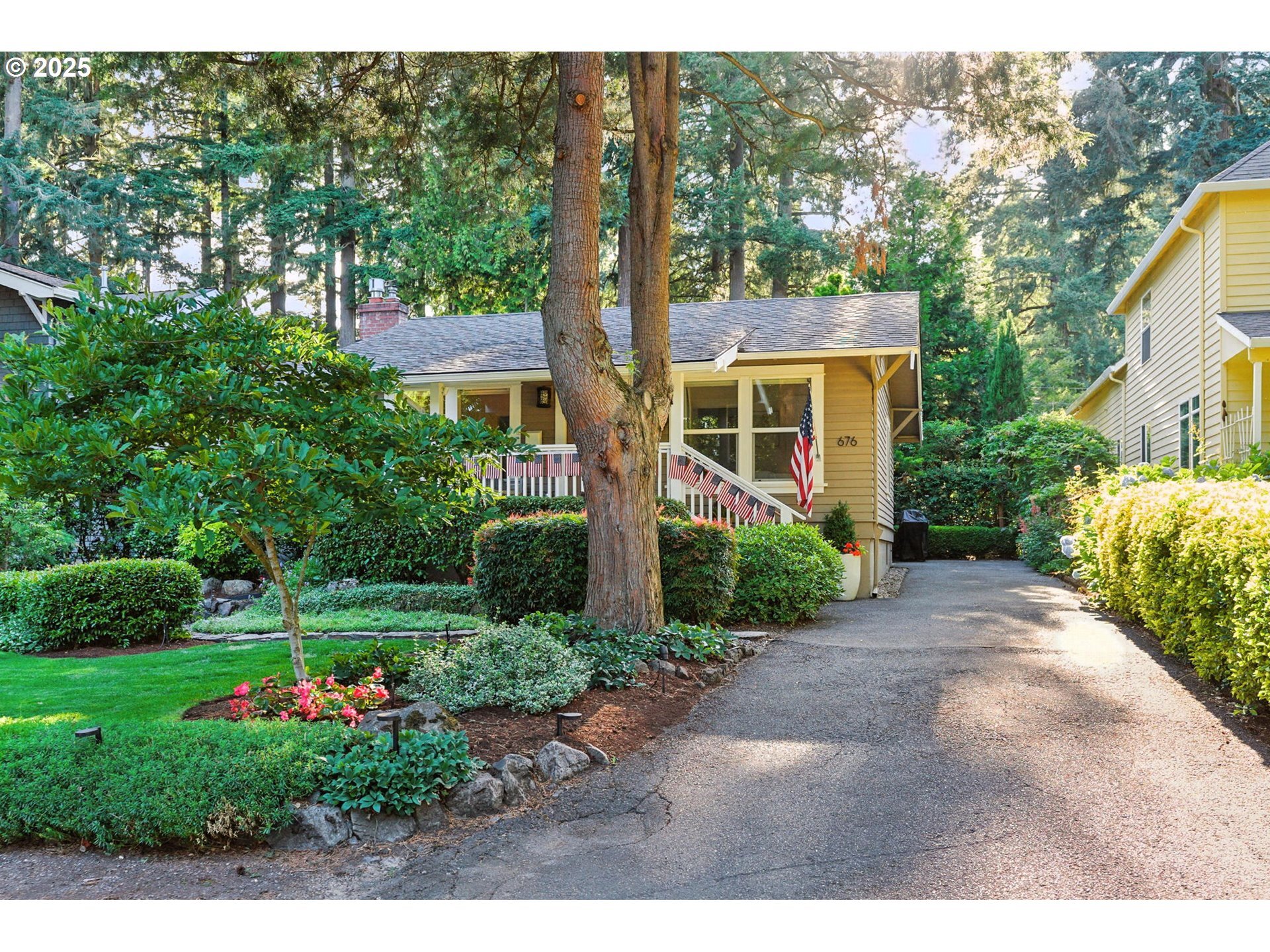 Property Photo:  676 9th St  OR 97034 