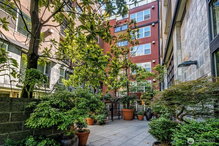 Property Photo:  2607  Western Avenue 655  WA 98121 