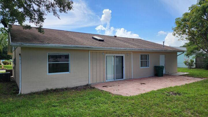 Property Photo:  342 NE Surrey Street  FL 34983 