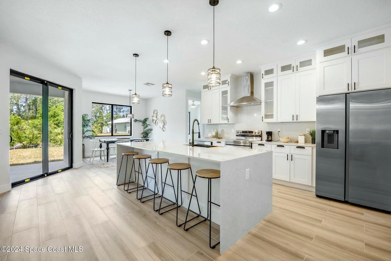 Property Photo: 825 Tejon Avenue SW FL 32908