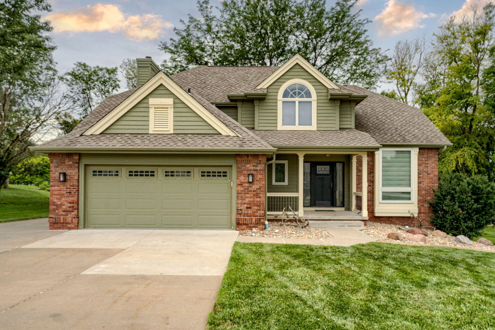 Property Photo:  127 Applewood Court  IA 51503