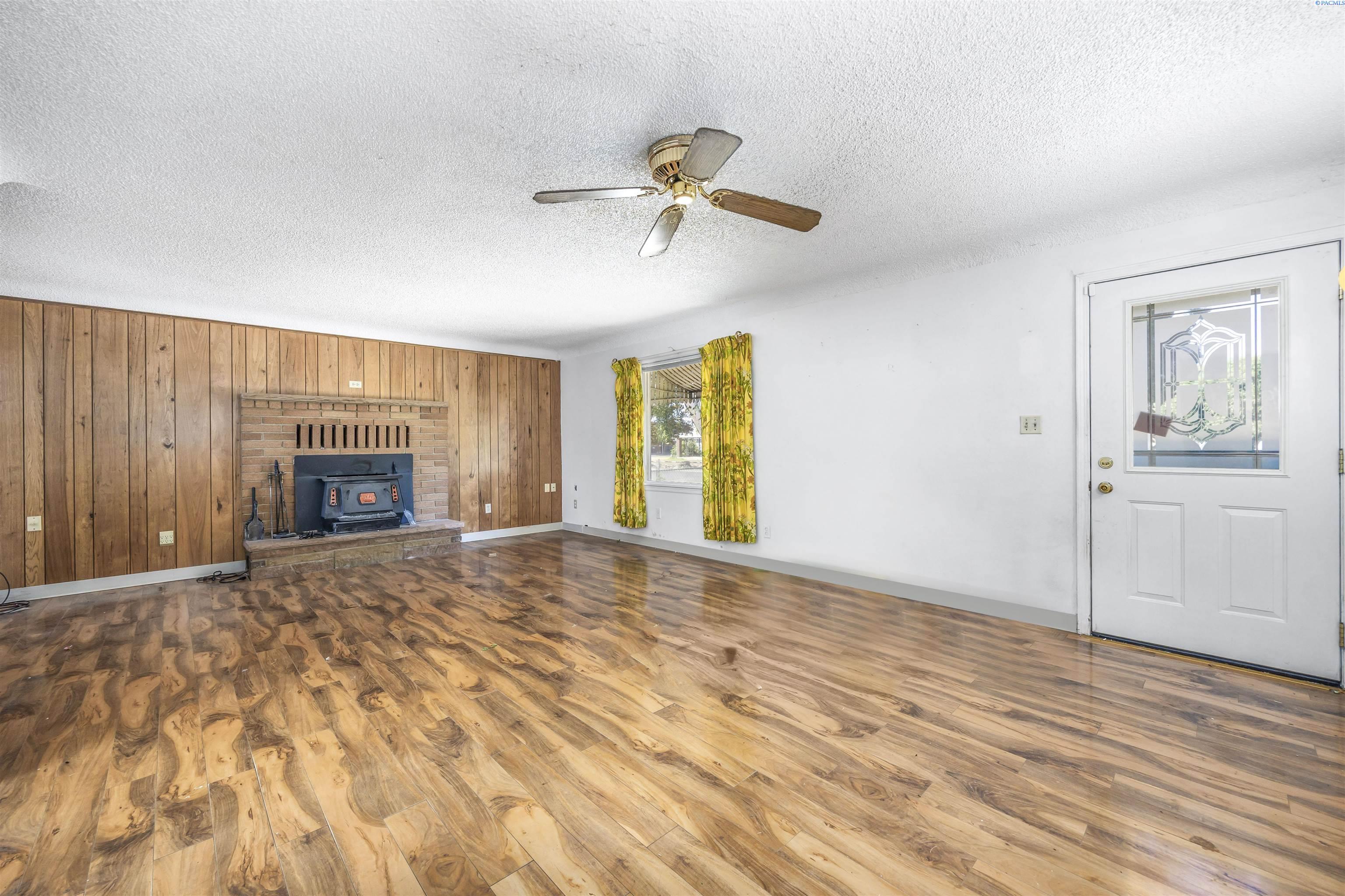 Property Photo: 808 Jefferson Ave WA 98948