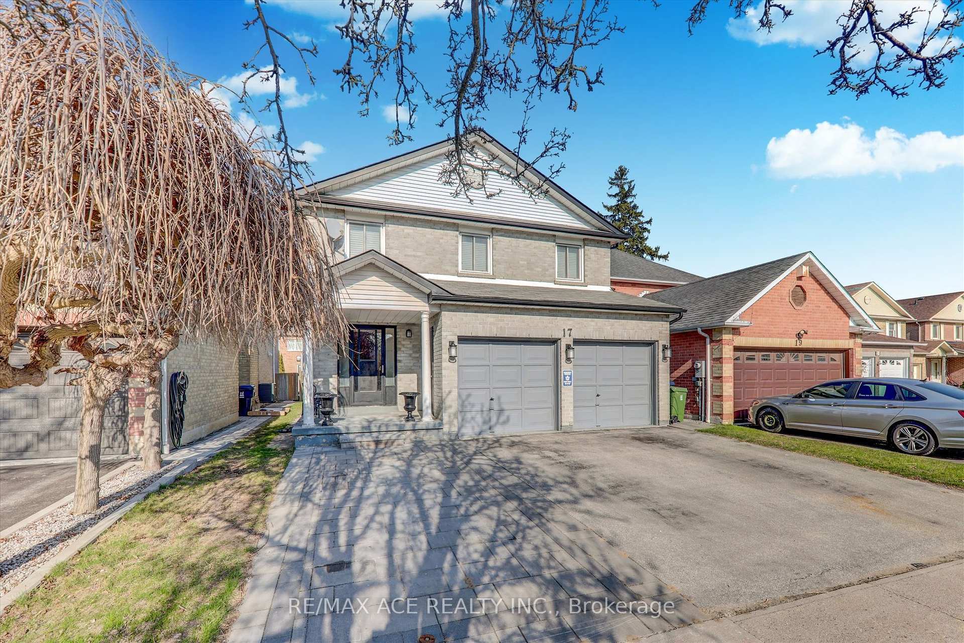 Photo de la propriété: 17 Plumrose Boulevard ON M1E 5E8