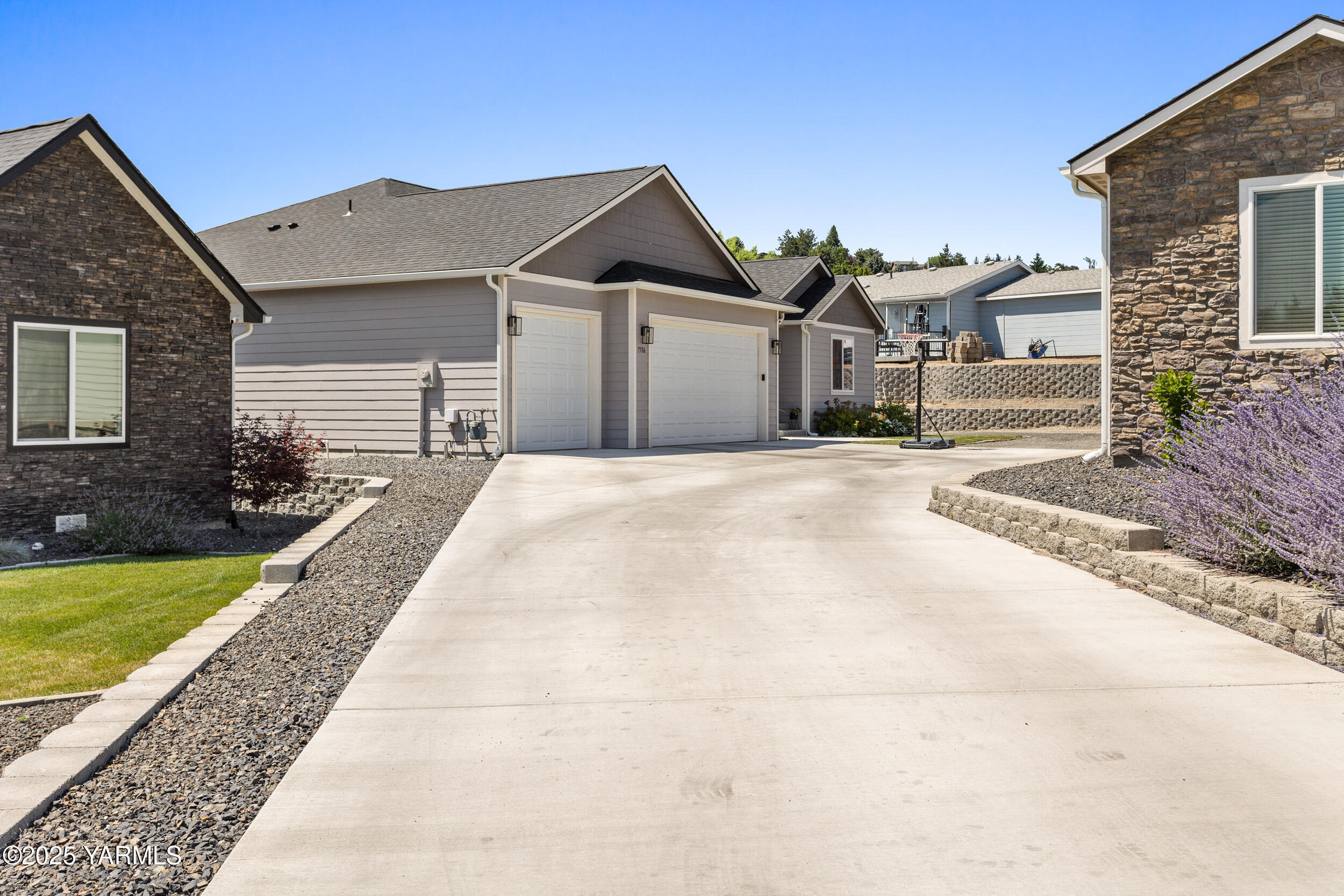 Property Photo: 7506 W Viewcrest Way WA 98908