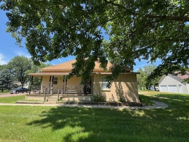 Property Photo:  408 N Hickory  SD 57315 
