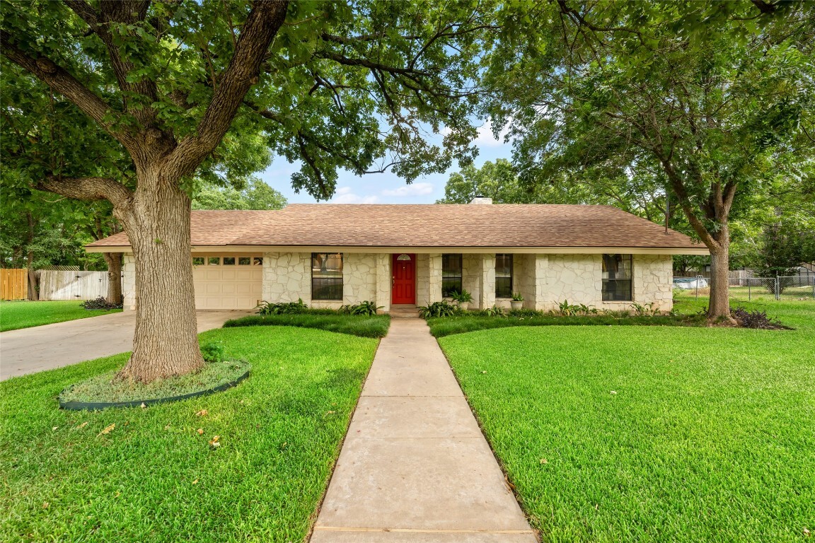 Property Photo: 111 Spanish Oak Circle TX 78628