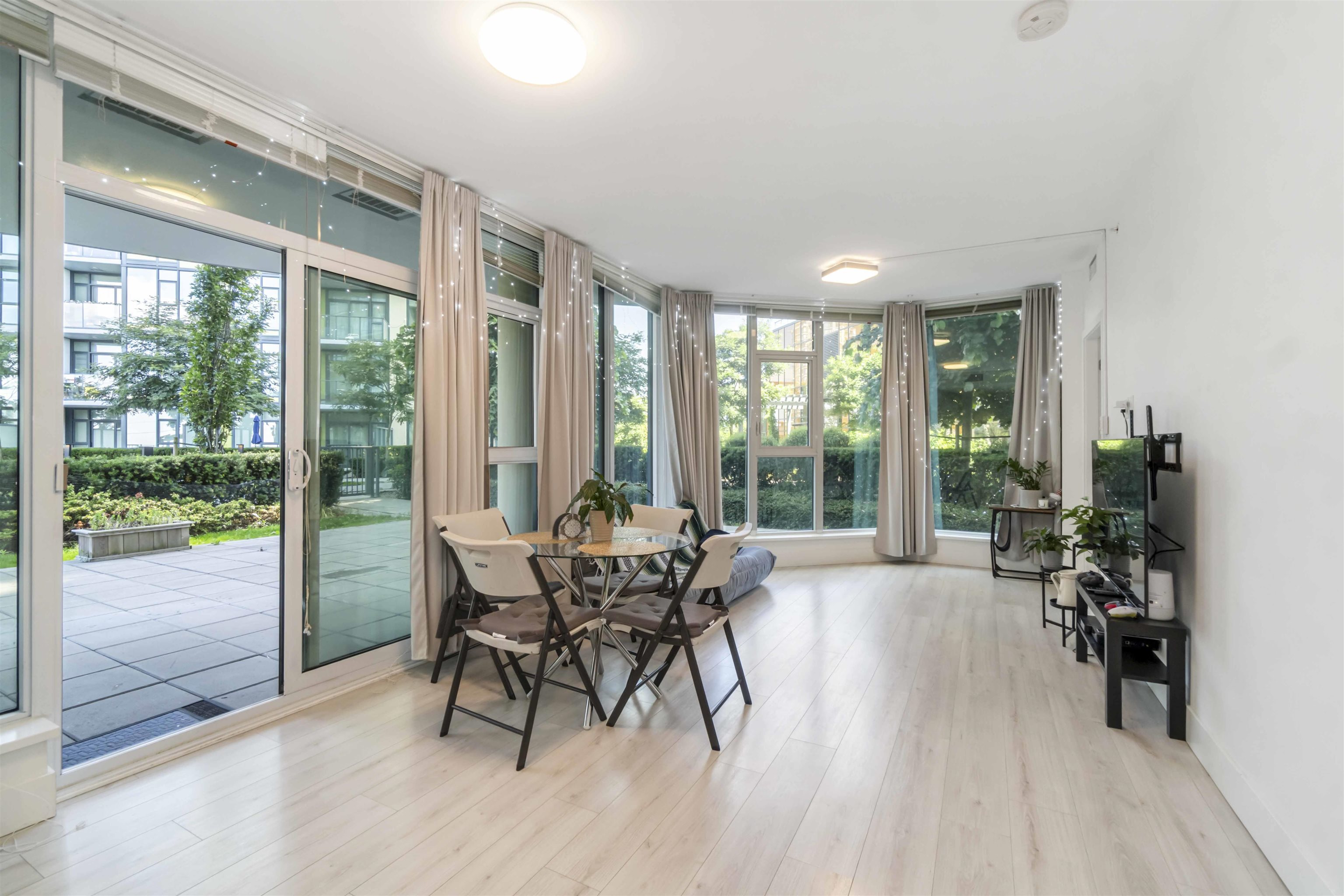 Property Photo: 7388 Kingsway 402 BC V3N 0G9