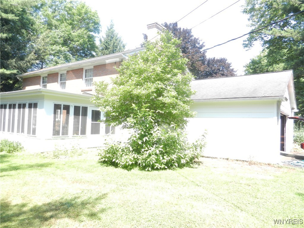 Property Photo: 216 Roycroft Circle NY 14052