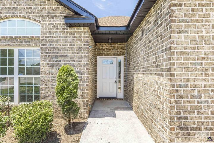 Property Photo:  104 Crossing Pl  GA 31088 