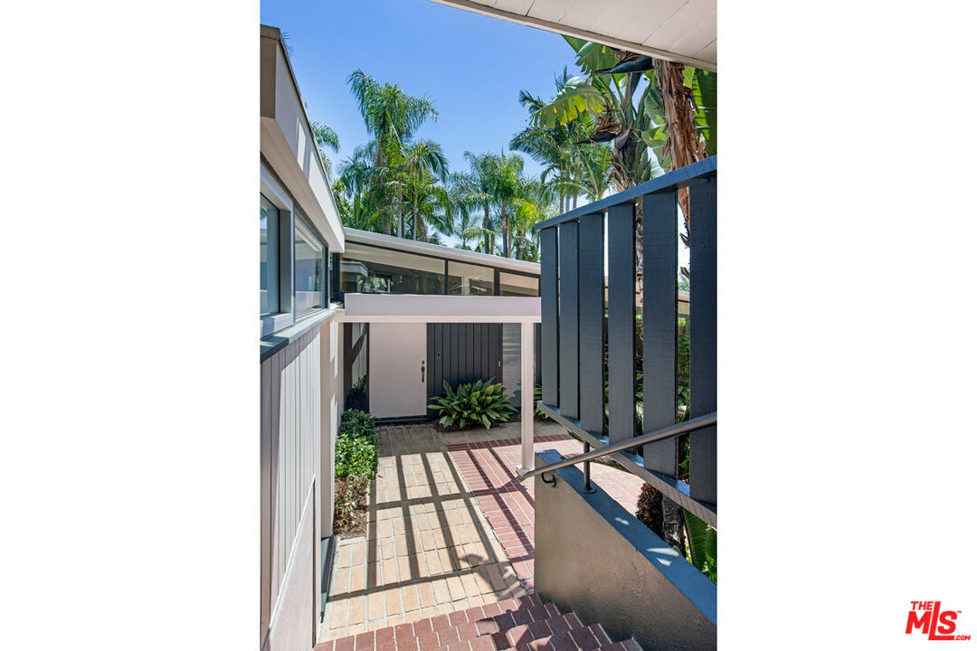 Property Photo: 268 W Kenneth Rd CA 91202