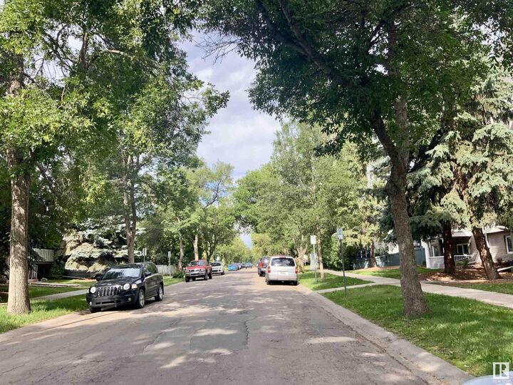 Property Photo: 9914 80 Avenue NW 34 AB T6E 6L6