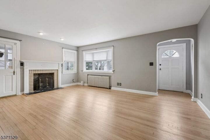 Property Photo:  86 Parkway  NJ 07662 