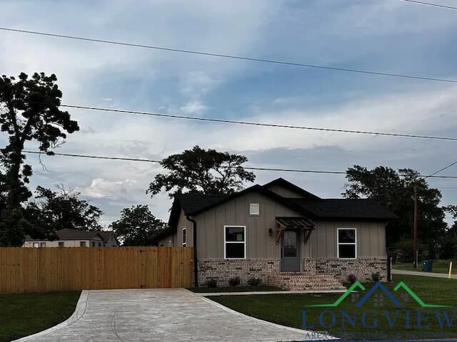 Property Photo: 207 Oaklawn Dr TX 75654