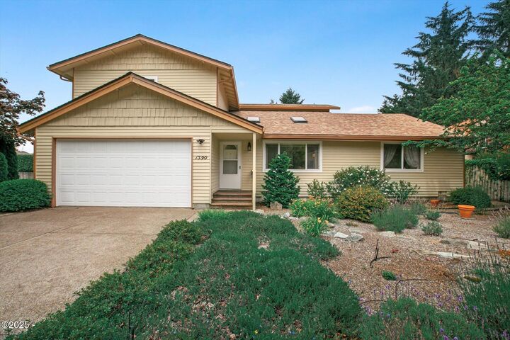 Property Photo: 1590 SW Fairway Drive OR 97394