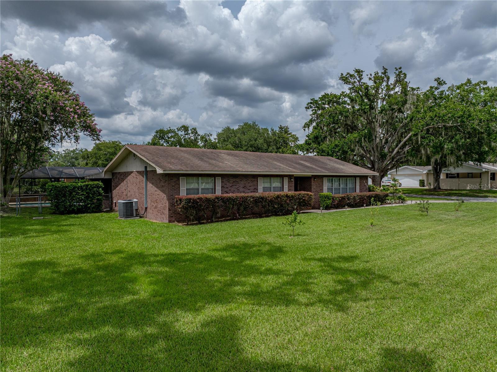 Property Photo: 609 W Pipkin Road FL 33813