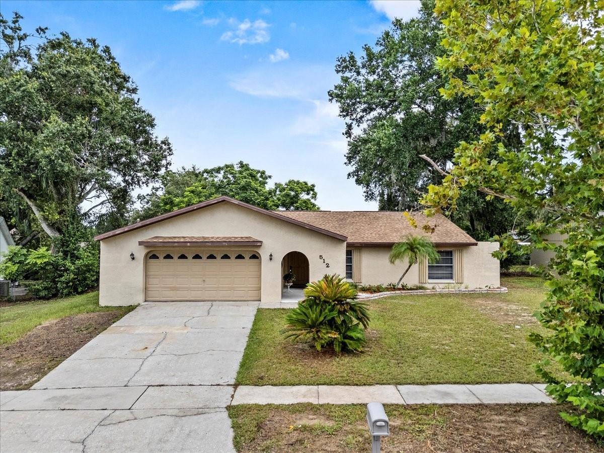 Property Photo: 512 Hilldale Road FL 33510