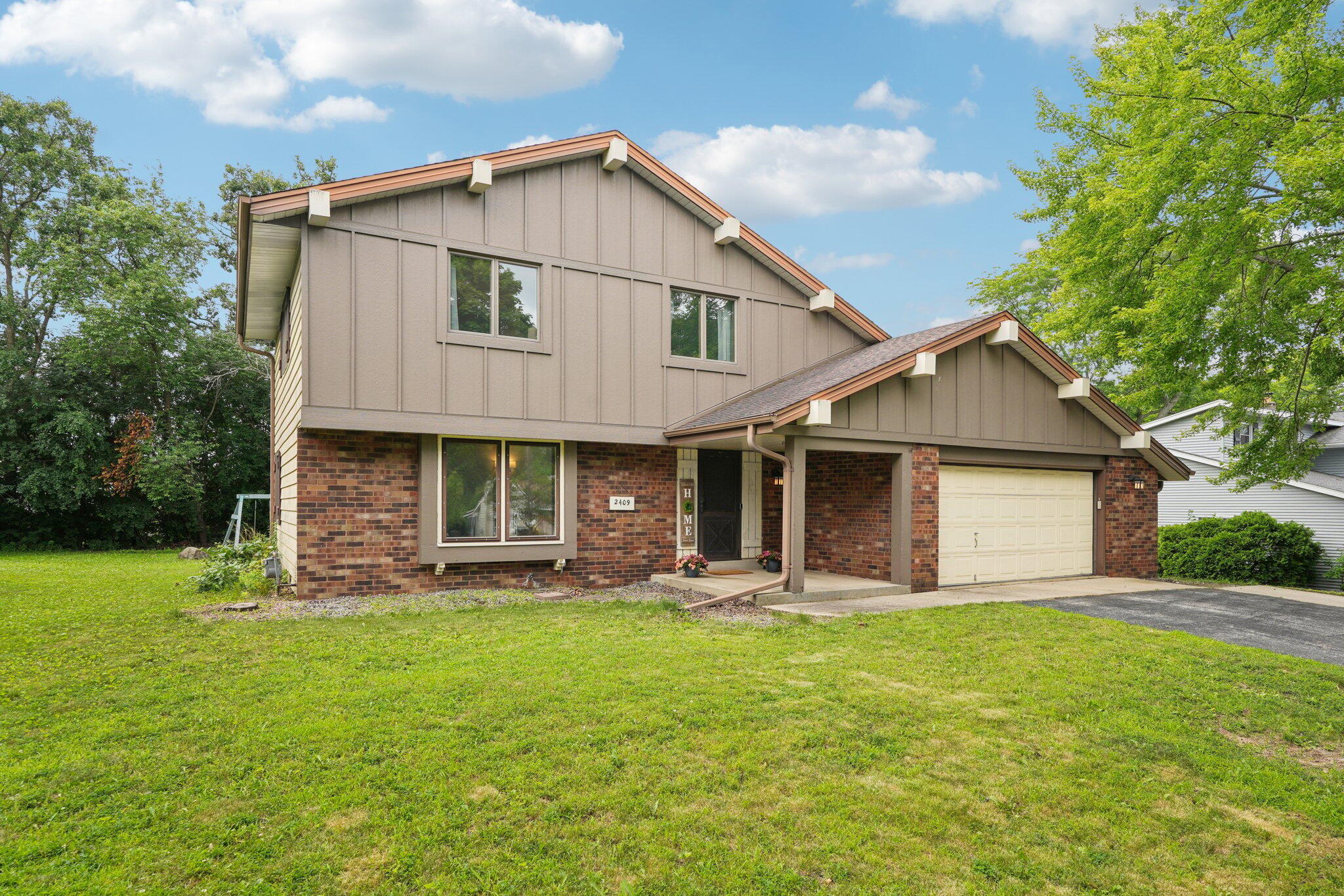 Property Photo: 2409 Pendleton Pl WI 53188