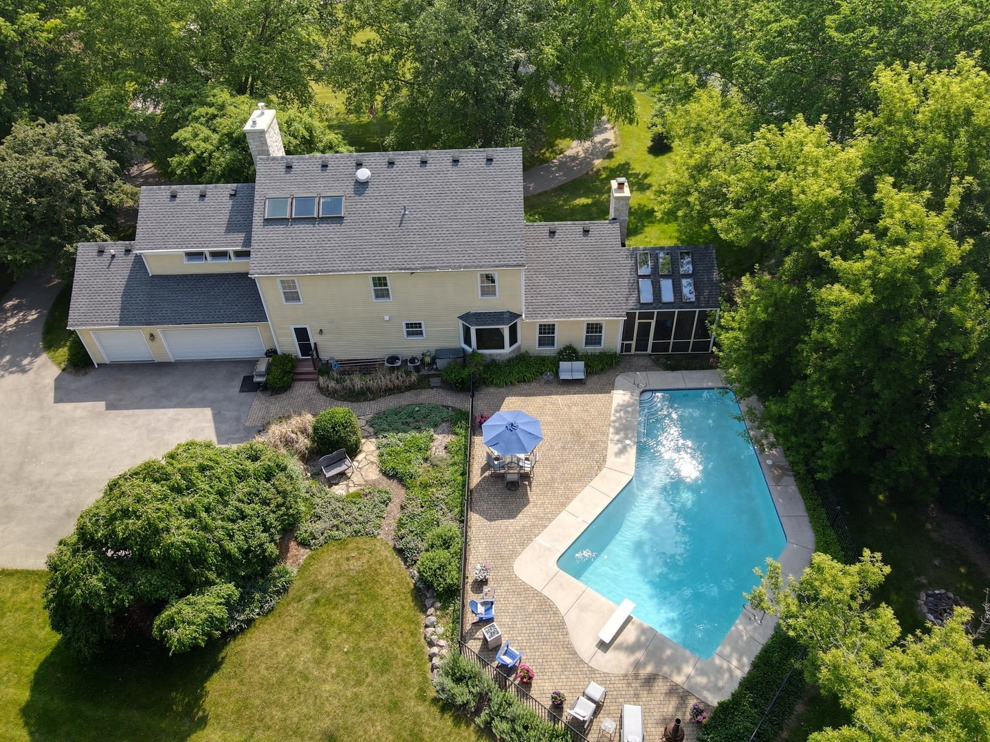 Property Photo: 8 Stone Ridge Drive IL 60010