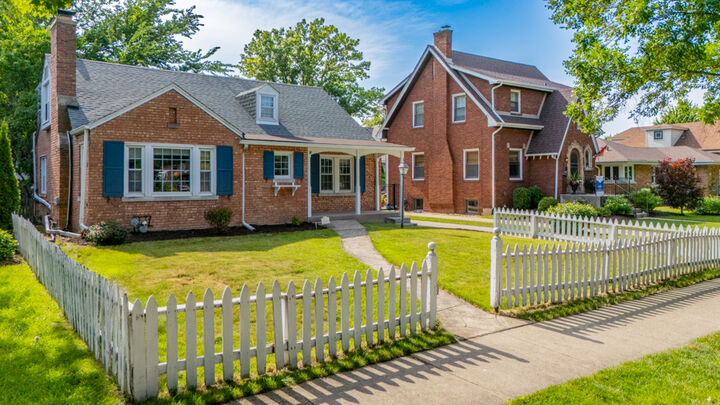 Property Photo:  110 N Edgewood Avenue  IL 60525 