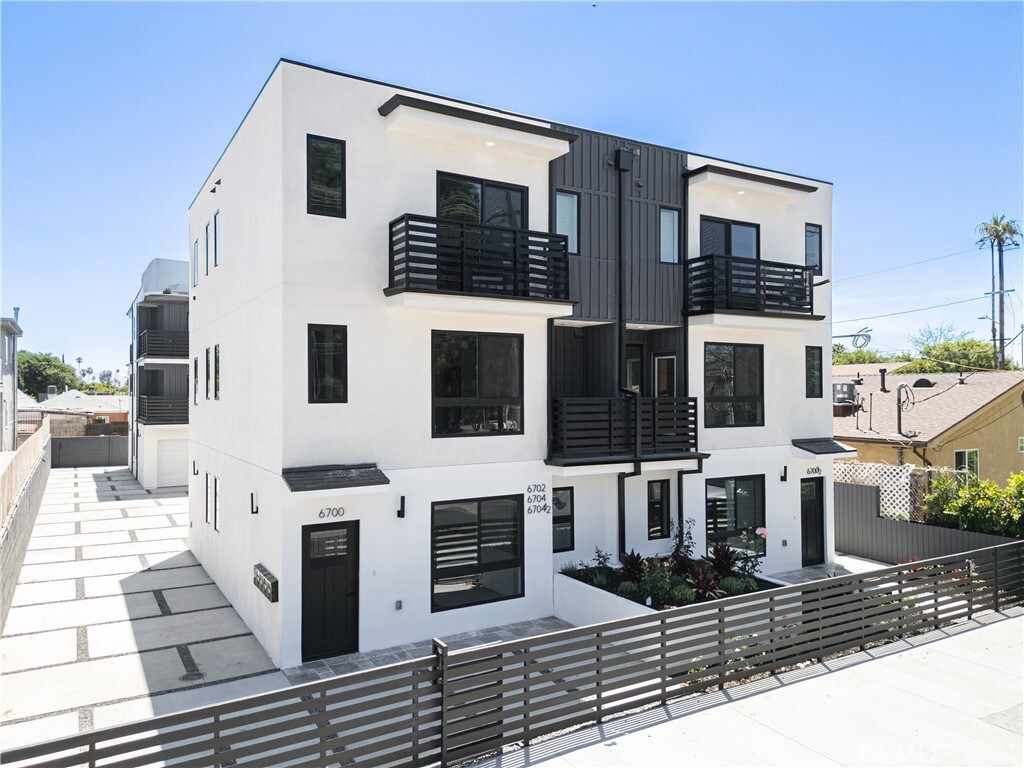 Property Photo: 6704 Kester Avenue CA 91405