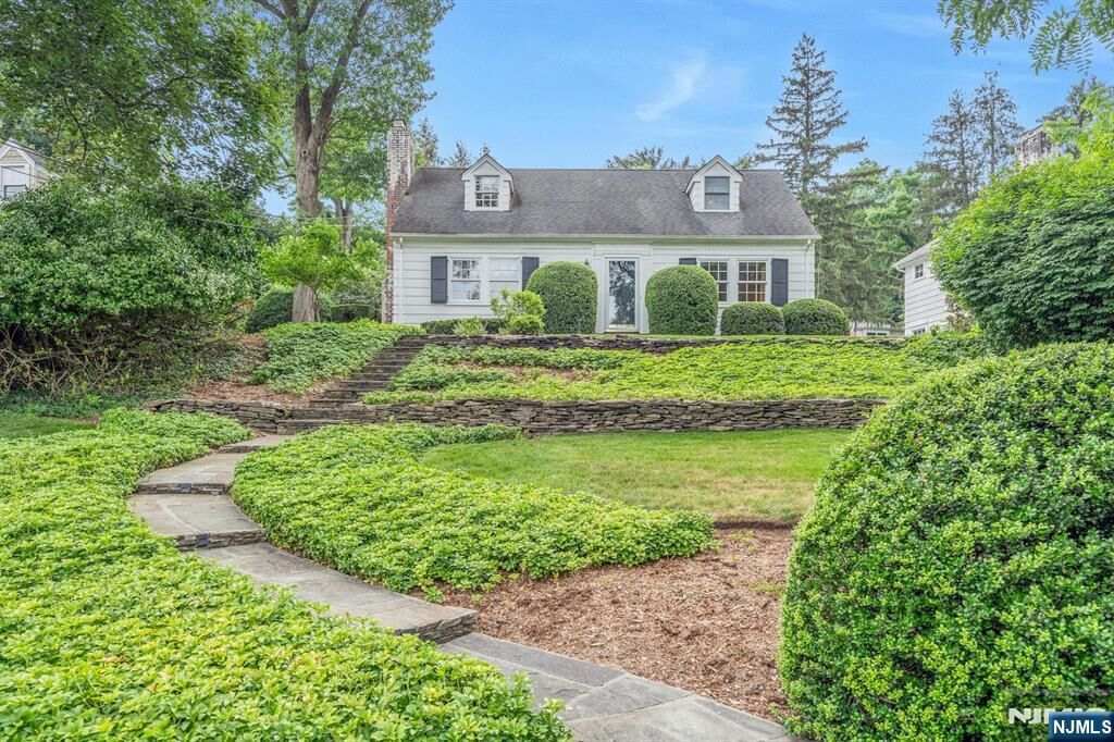 Property Photo:  17 Crescent Place  NJ 07423 