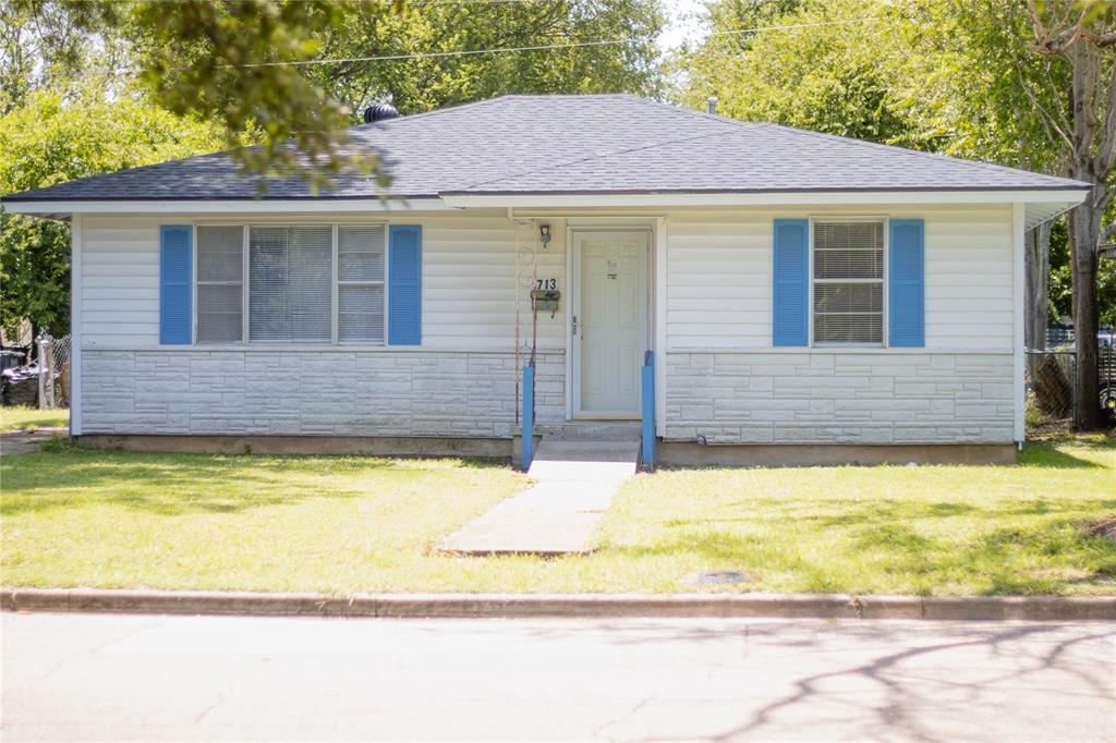 Property Photo: 713 Dunbar Avenue TX 76704