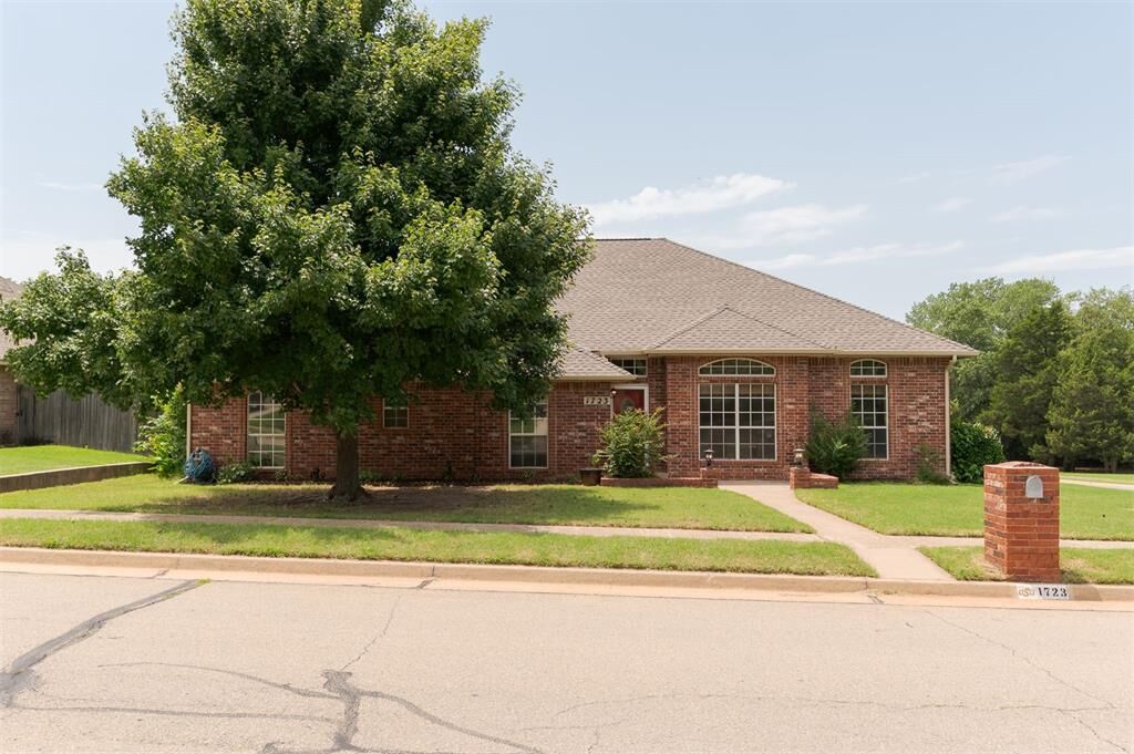 Property Photo:  1723 Grey Hawk Road  OK 73003 