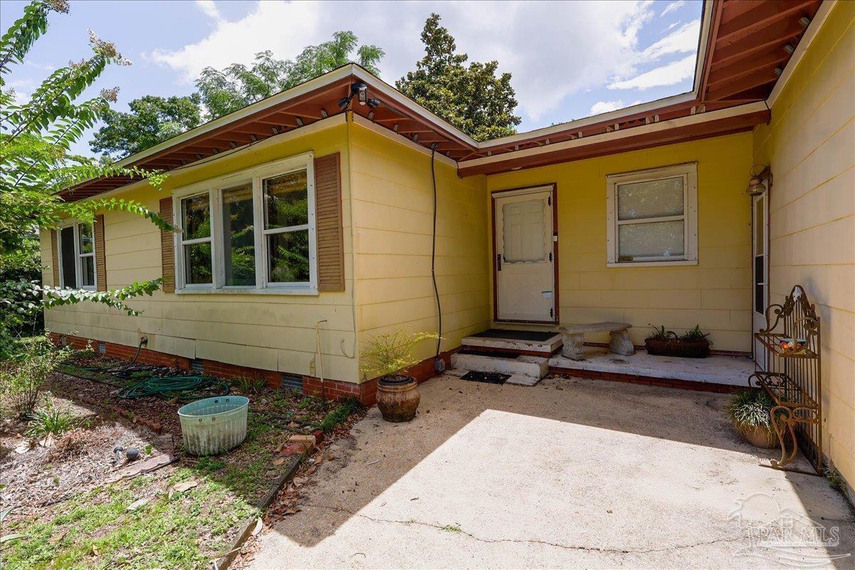 Property Photo:  195 Harrison Ave  FL 32505 
