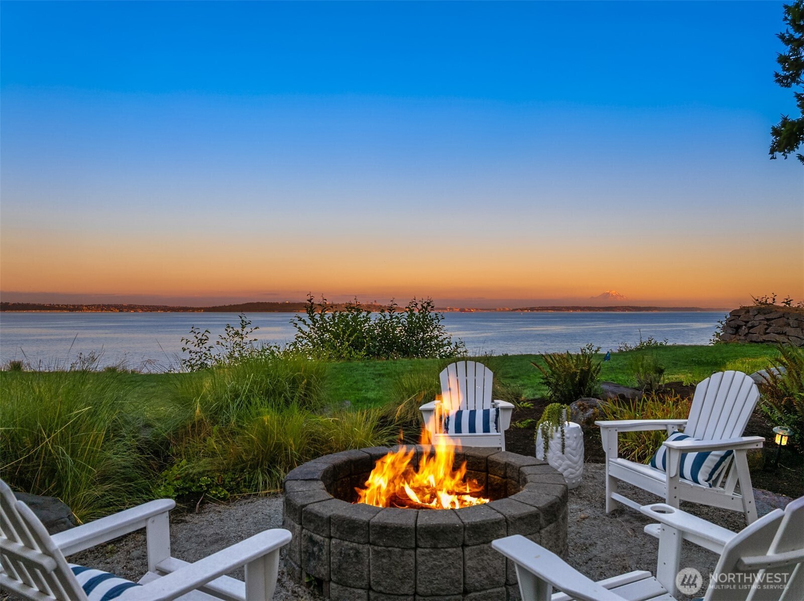 Property Photo: 10668 NE Manor Lane WA 98110