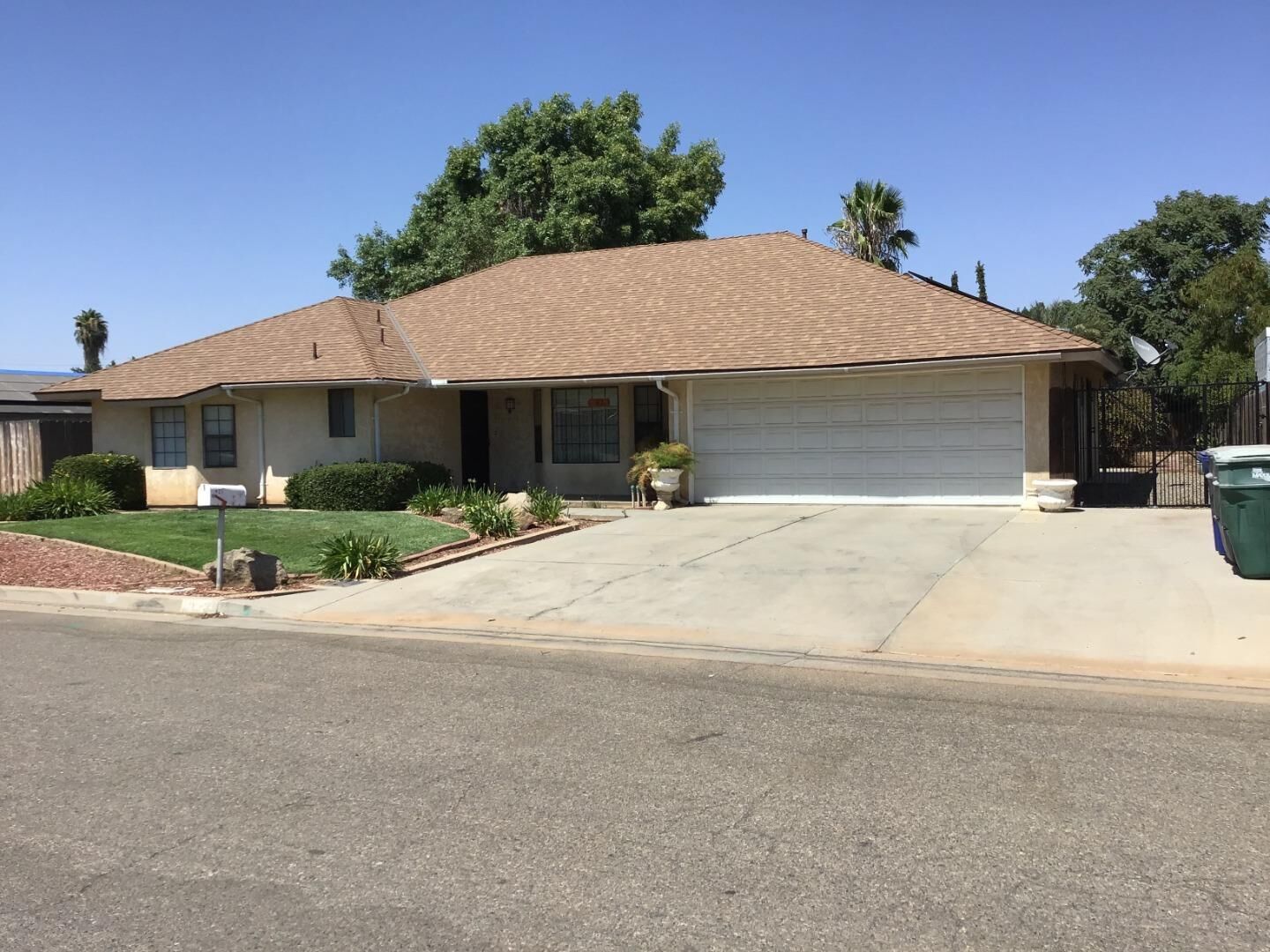 Property Photo:  413,411 Fig Street  CA 93638 