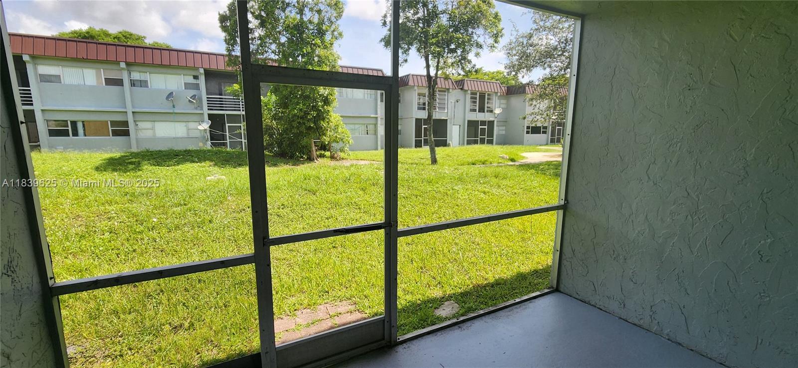 Property Photo: 7321 NW 85th St 102 FL 33321