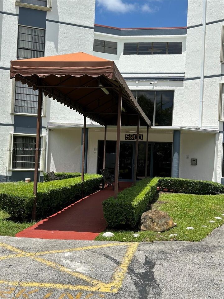 Property Photo:  5900 SW 127th Ave 3412  FL 33183 
