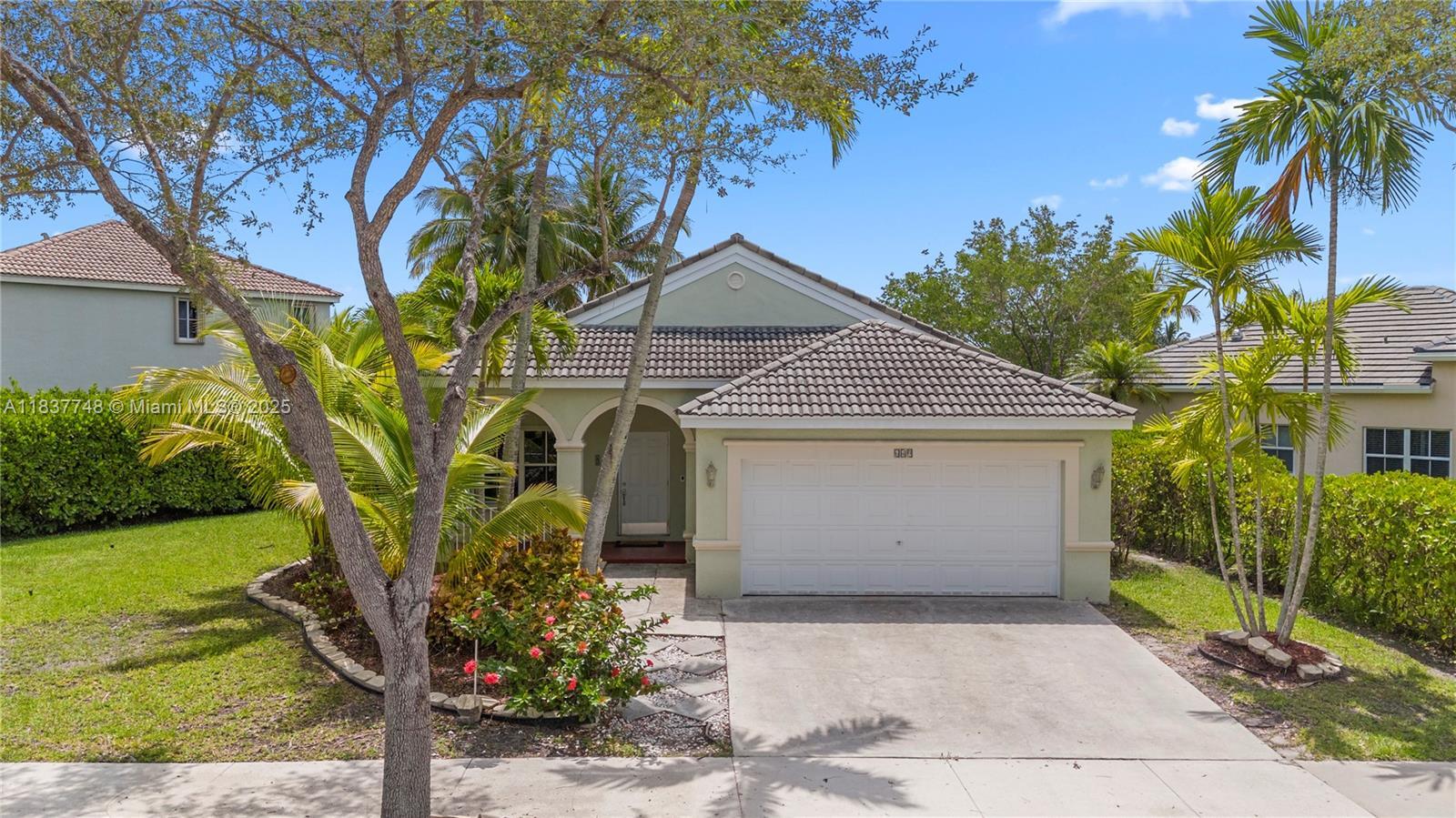 Property Photo: 649 Willow Bend Rd FL 33327