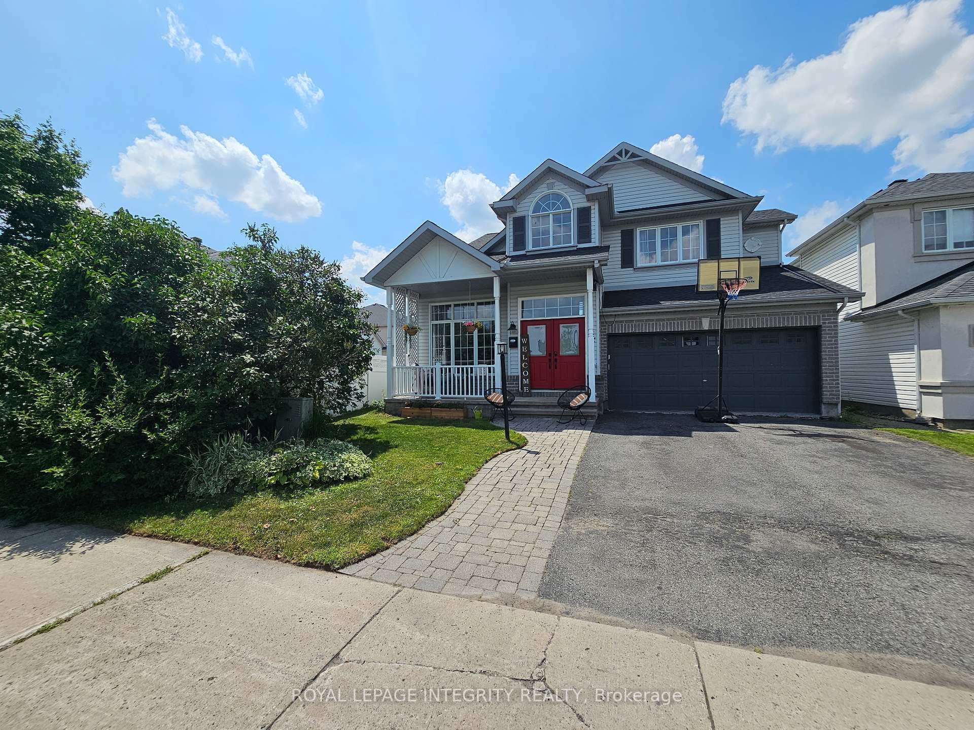 Property Photo: 4 Bracewood Way ON K2J 4Y3