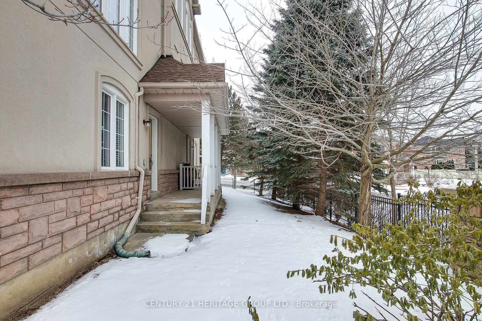 Property Photo:  10 Post Oak Drive 7  ON L4E 4H8 
