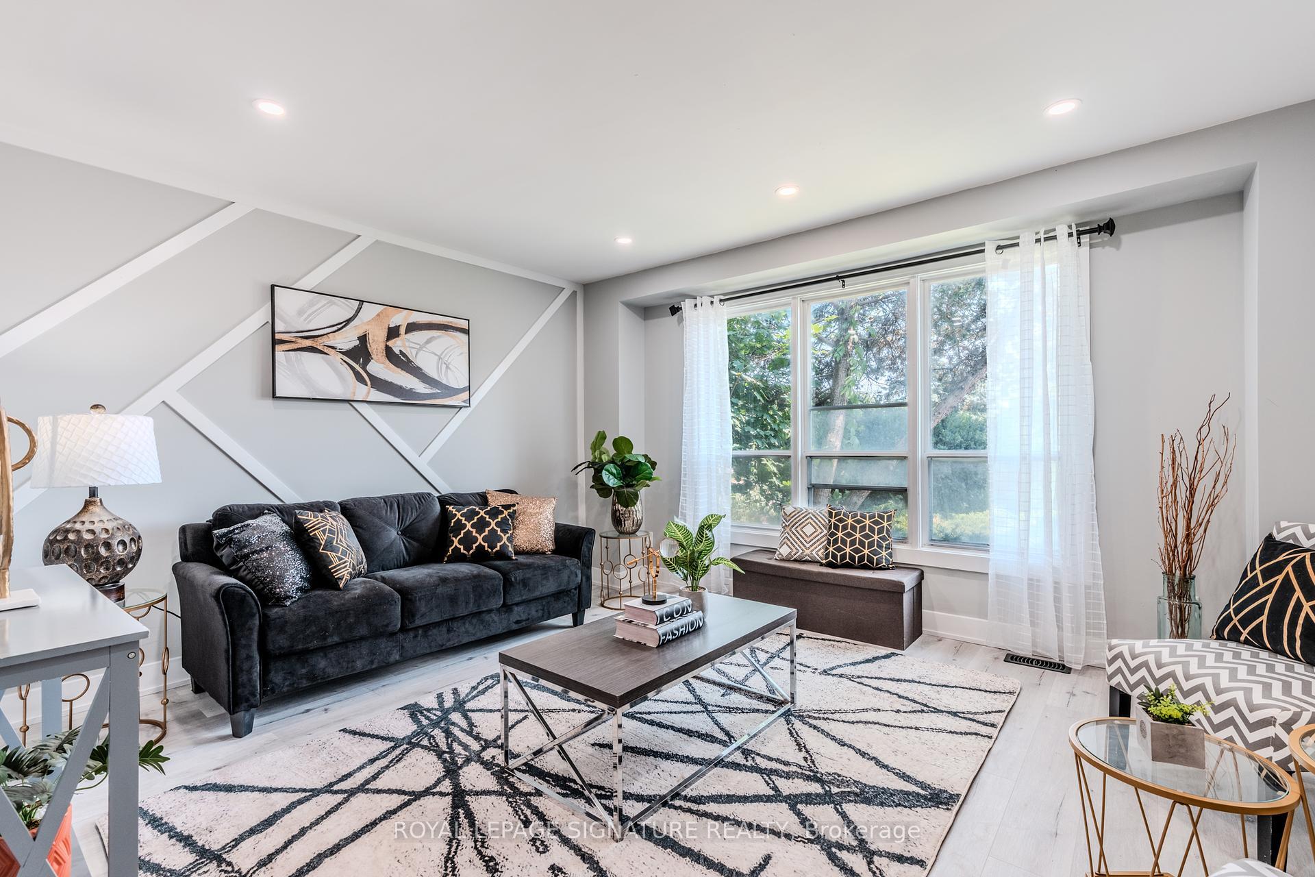 Property Photo: 10 Grassmere Court ON L1H 3X4