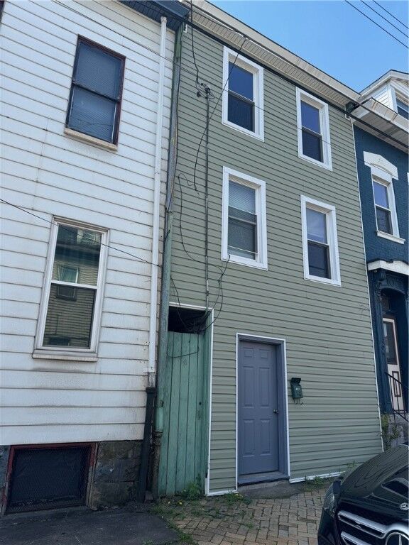 Property Photo: 827 Peralta St PA 15212