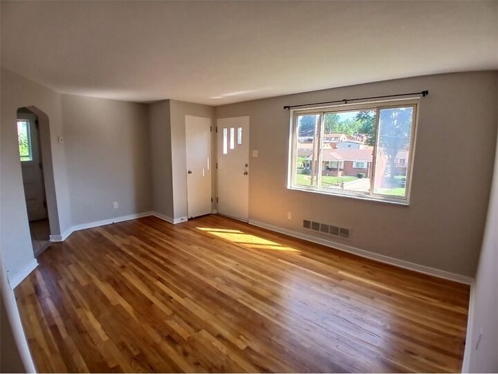 Property Photo: 1422 Oak Dr PA 15234