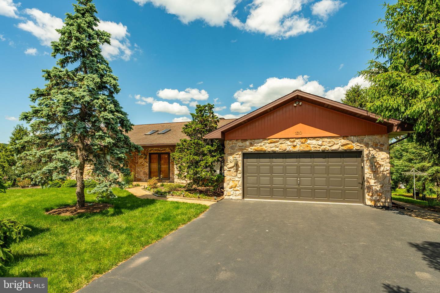 Property Photo: 1310 Oberholtzer Lane PA 17517