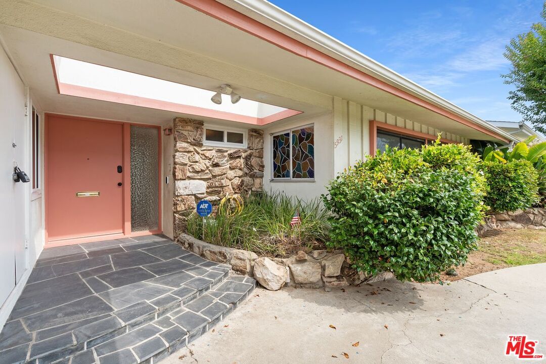 Property Photo:  5931 Shenandoah Ave  CA 90056 